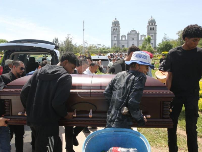 Entre aplausos y homenajes despiden al periodista Arístides Aceituno en Tegucigalpa