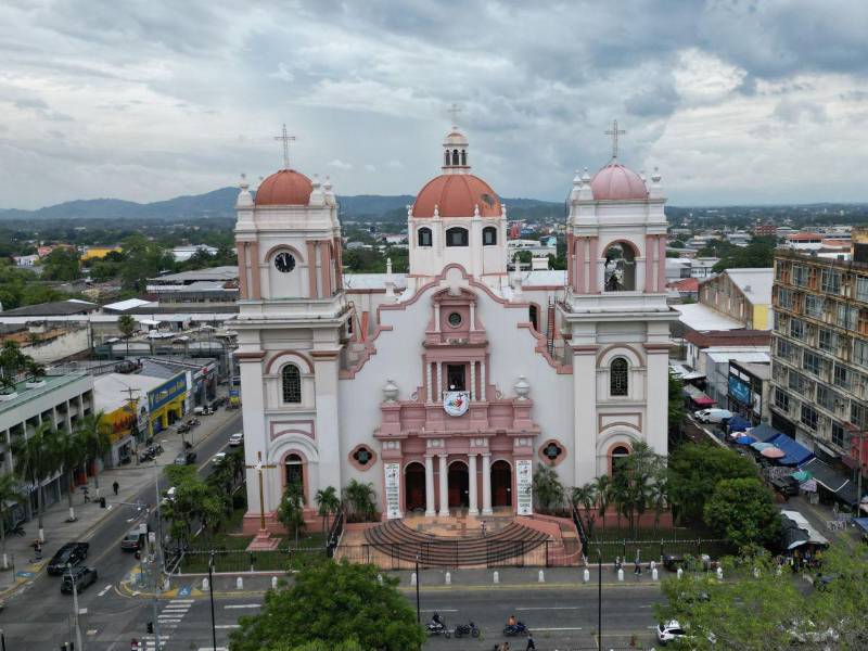 La catedral San Pedro Apóstol, dedicada al patrón San Pedro Apóstol, que es el patrón de la diócesis, de la parroquia y de la ciudad, es un lugar insignia y lleno de historia en San Pedro Sula.