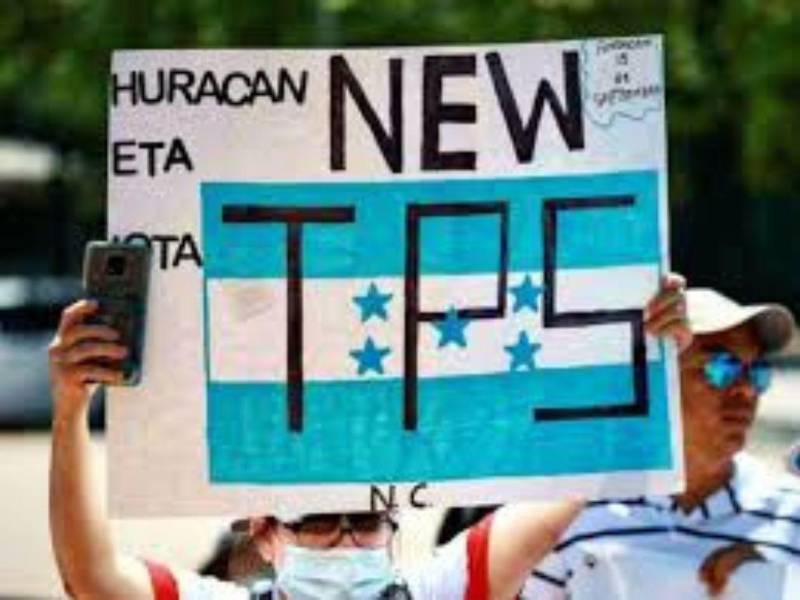 Cancillería pide a los hondureños no pagar a notarios, tramitadores ni personas que prometan arreglar casos migratorios por redes sociales.