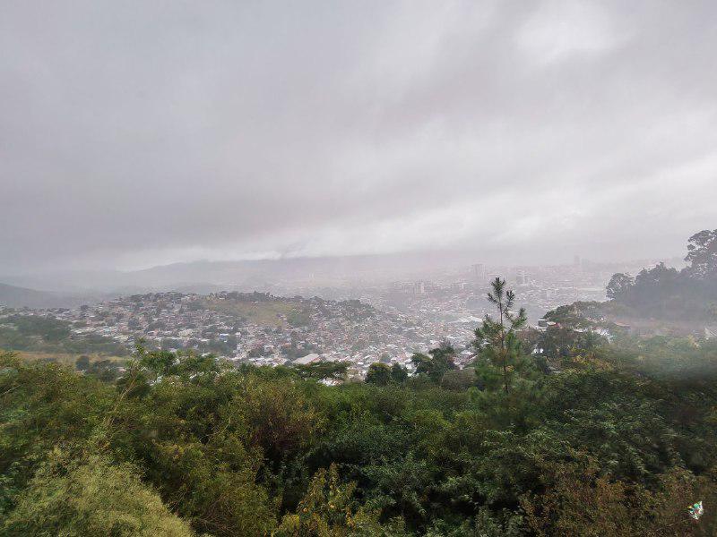 Panorámica de Tegucigalpa durante un día nublado.
