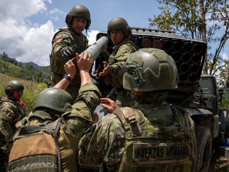 Militares ecuatorianos durante un operativo en el Parque Nacional Podocarpus (Ecuador).