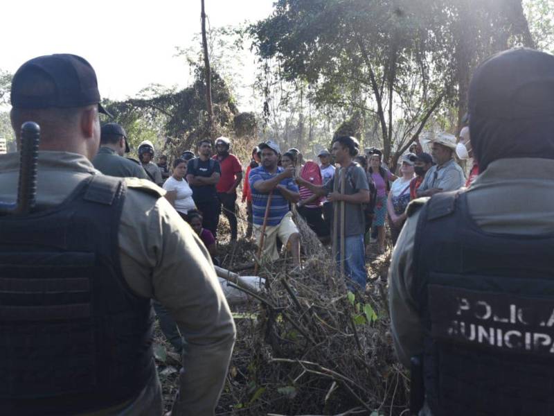 Policía Municipales intentaron dialogar con las personas que se han instalado en el acuífero.