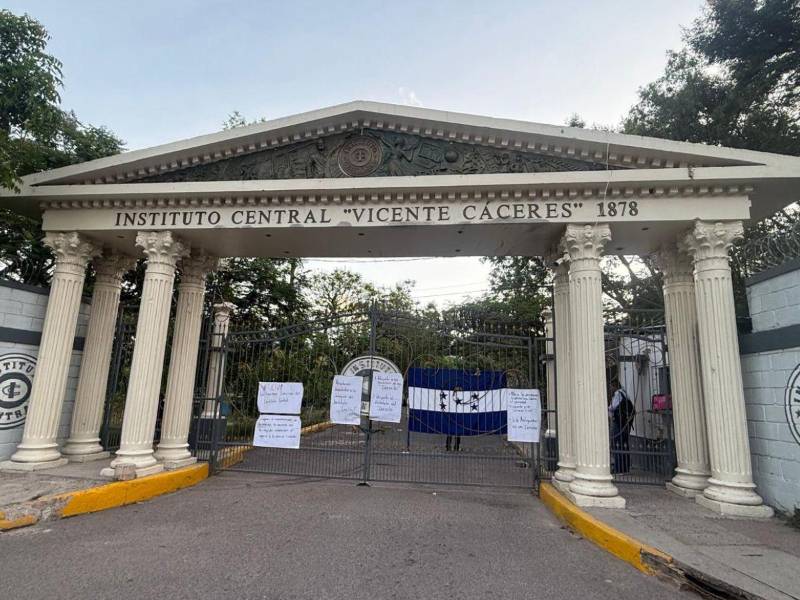 Los manifestantes demandan que las autoridades de Educación de Francisco Morazán procedan con el nombramiento permanente de una dirección que cumpla con todos los requisitos legales.