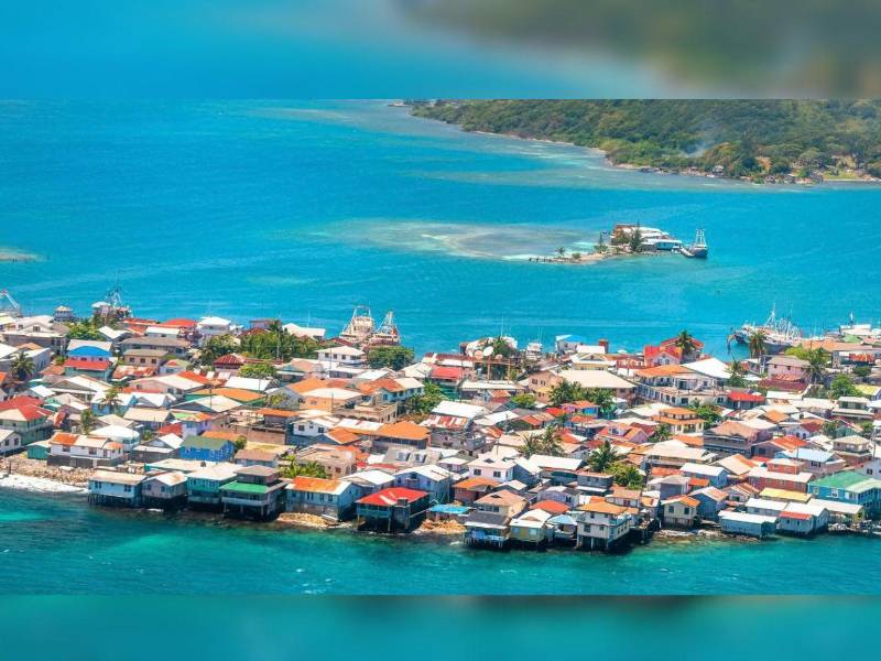 En el Caribe hondureño existe una isla donde casi todo ocurre en un espacio diminuto. En Guanaja, entre el 75 % y el 80 % de sus habitantes vive en Bonacca, un cayo de apenas 0.08 kilómetros cuadrados que se ha convertido en el corazón económico y social del municipio.
