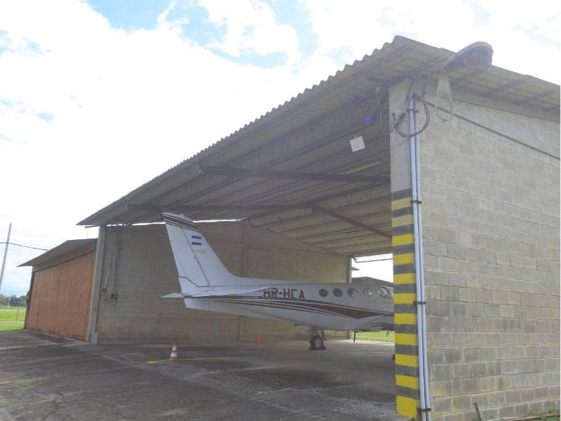 Las aeronaves pasan en los hangares, aunque Aeroclub San Pedro Sula, operador desde 2020, quiso construir más hangares no tuvieron la autorización correspondiente.