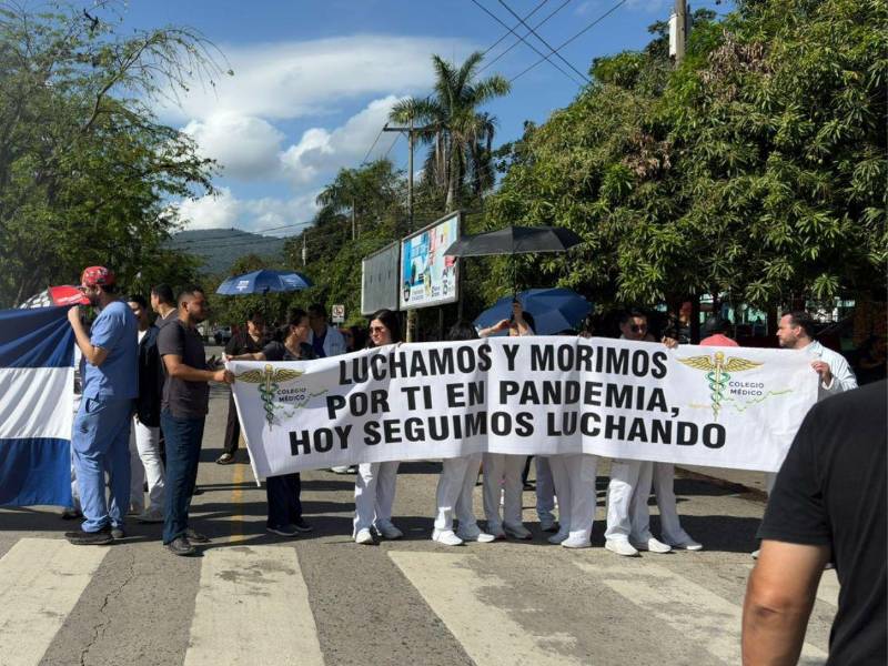 Médicos durante una protesta frente al hospital Mario Catarino Rivas de San Pedro Sula.