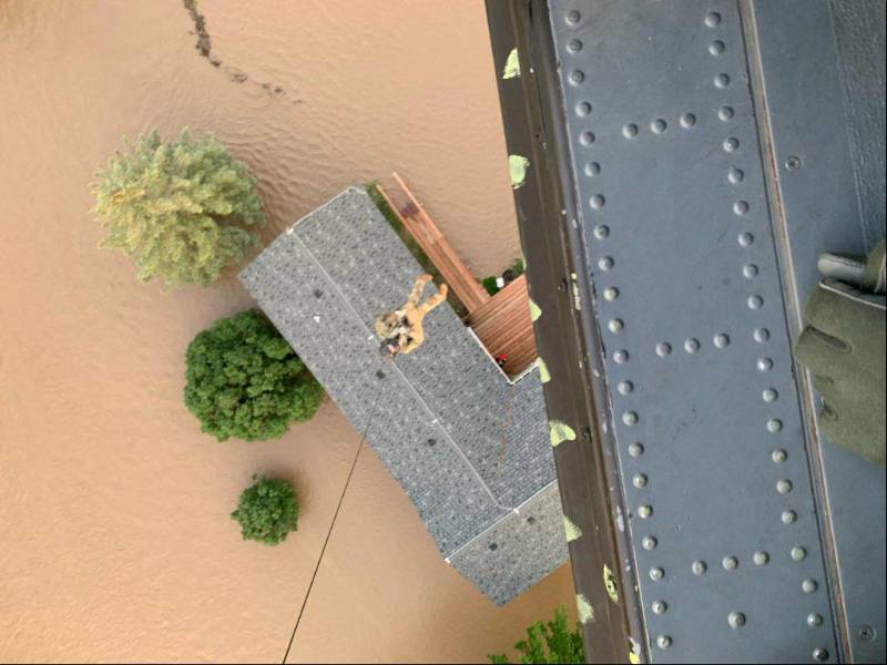 La Guardia Nacional sobrevuela el Parque Nacional de Yellowstone para rescatar a personas atrapadas en las inundaciones.