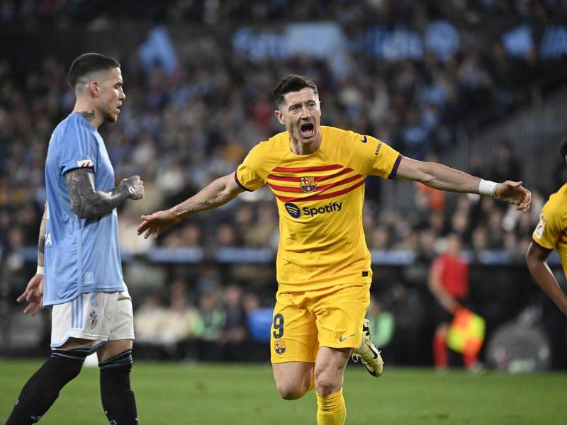Robert Lewandowski celebrando uno de sus goles para salvar al Barcelona ante Celta de Vigo.