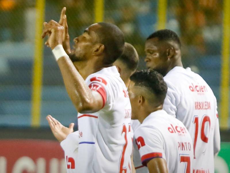 Jerry Bengtson apareció en el momento que más lo necesitaba el cuadro olimpista en tierras salvadoreñas.