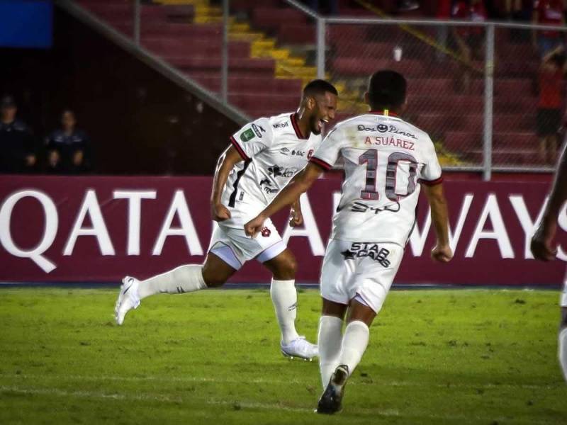 El hondureño Alex López le dio el triunfo al Alajuelense con un golazo en el minuto 91 ante Sporting San Miguelito de Panamá.