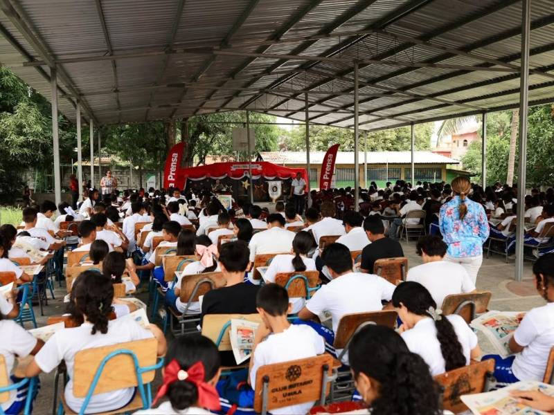 Estudiantes leen el primer fascículo de Mente Sana, titulado Raulito, el parlanchín.