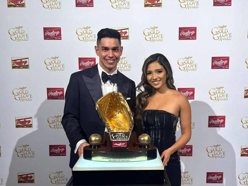 Mauricio Dubón junto a su esposa Nancy Herrera posando con el Guante de Oro.