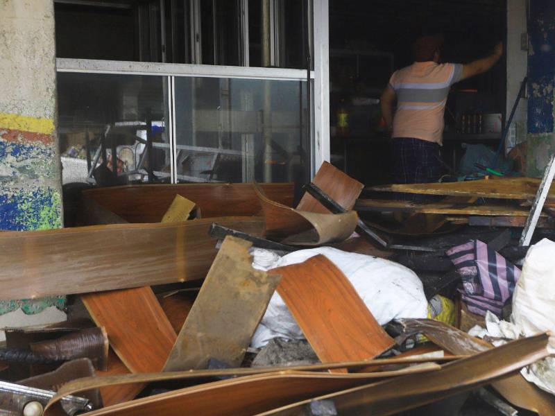 Los propietarios de los seis negocios afectados reportan pérdidas totales.