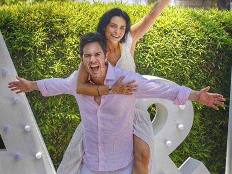 Tras cuatro años de haberse casado, en noviembre de 2019 Aislinn Derbez y Mauricio Ochmann decidieron separarse, y fue hasta el 2020 cuando dieron a conocer al público su ruptura. Actualmente a tres años de su divorcio, vuelven a estar juntos.
