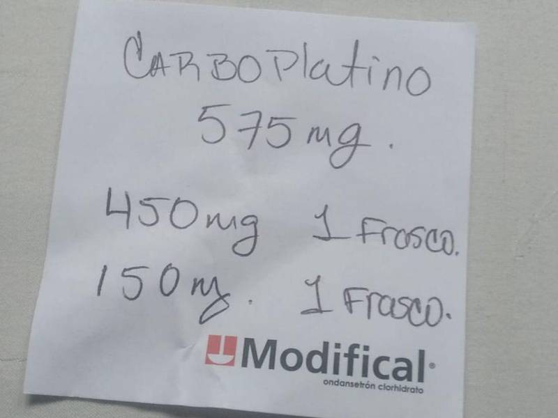 En una nota, personal de farmacia del IHSS le entregó las indicaciones del fármaco que debe comparar a una de las pacientes para que pueda recibir su quimioterapia.