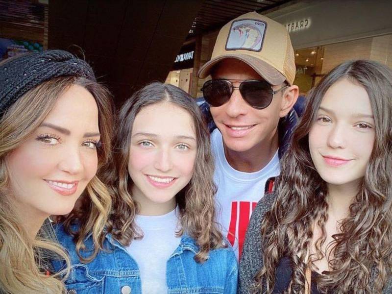 Andrea Legarreta y Erik Rubín junto a sus hijas.