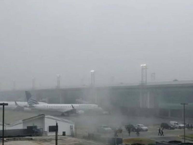 Vista de la densa niebla en el Aeropuerto Internacional La Aurora.