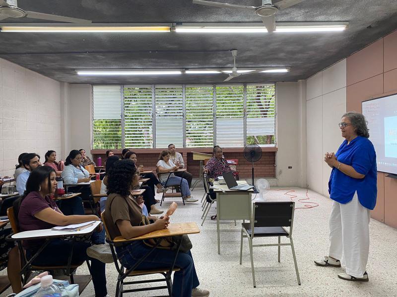 Momento en el que la invitada internacional, Rosa Serra Majem, realiza el conversatorio con los estudiantes de Periodismo de UNAH Cortés.