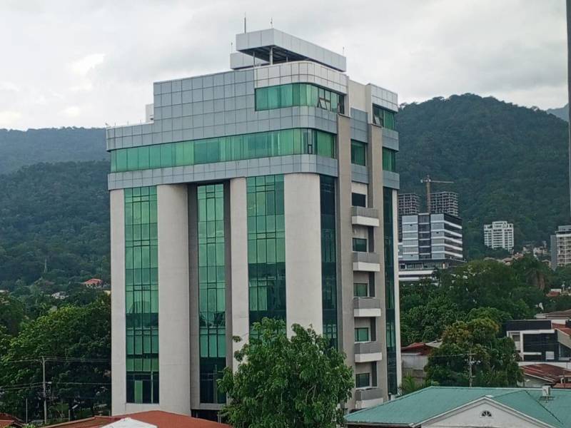 La construcción de edificios verticales está en auge en San Pedro Sula, pero los servicios públicos no van al mismo ritmo, señalan expertos.