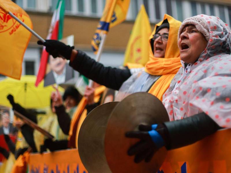 Los partidarios del Consejo Nacional de la Resistencia de Irán asisten a una concentración en apoyo del levantamiento del pueblo iraní por la democracia en la Plaza Schuman en Bruselas, Bélgica.