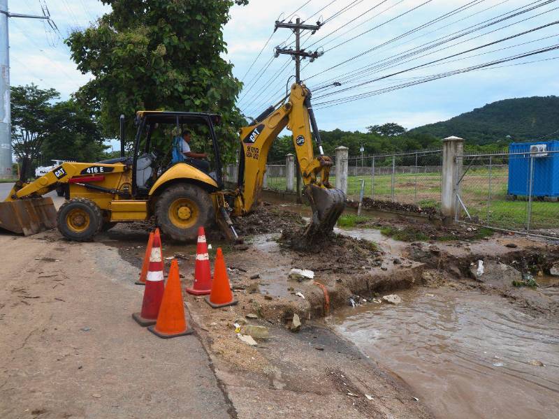 Las precipitaciones ocasionaron desbordamientos en al menos cuatro puntos de la<b> </b>carretera CA-5.