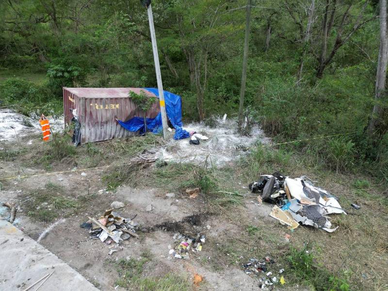 Lugar del accidente entra una rastra y un bus con pasajeros en Quimistán, Santa Bárbara.