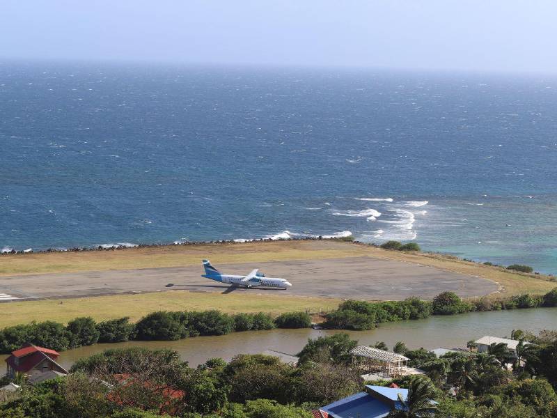 Por el aeropuerto internacional Juan Manuel Gálvez de Roatán se movilizan a diario más de 1,200 viajeros, y la cifra se duplica los fines de semana.