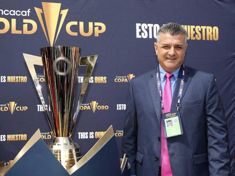 Diego Vázquez posando a la par del trofeo de la Copa Oro 2023.