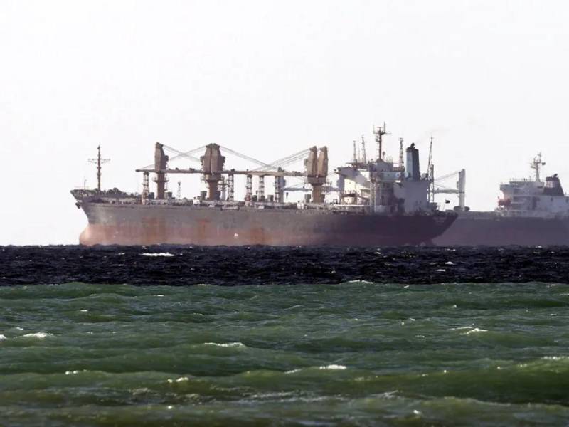 Barcos petroleros cruzando el estrecho de Ormuz, en Omán.