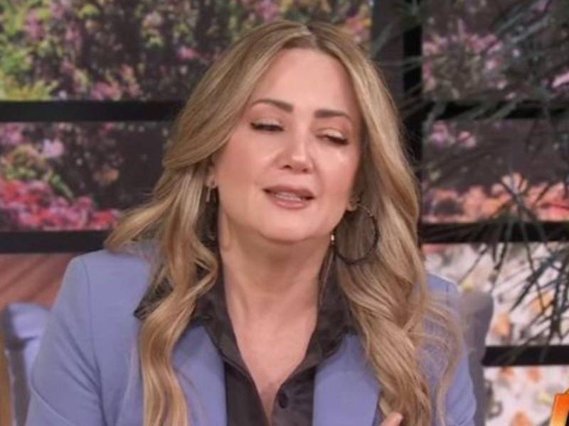 La conductora de televisión Andrea Legarreta llorando en el programa Hoy.