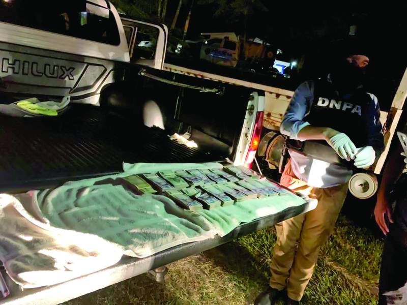 La fuerte cantidad de dinero era trasladada en un vehículo.