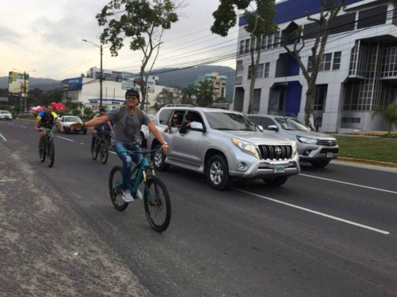 Carlos Vives sorprendió a los sampedranos cuando previo al concierto paseó en bicicleta en el avenida Circunvalación de la capital industrial del país.