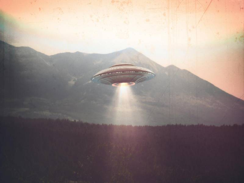 Un posible objeto volador no identificado aterrizó en un aeropuerto de Reino Unido y provocó curiosidad y angustia entre los pasajeros que estaban en la pista de aterrizaje.