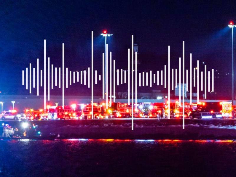 Imagen del grupo de rescate en el lugar del accidente aéreo del vuelo 5342 de American Aierlines y del helicóptero Black Hawk .