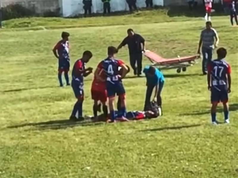 El futbolista Denilson Pérez de Guatemala falleció tras desmayarse en pleno partido de la Tercera División del fútbol guatemalteco.