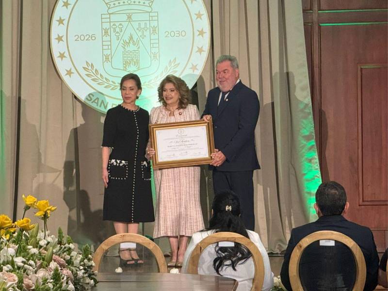 La vicealcaldesa electa, Maritza Soto, junto al alcalde Roberto Contreras y su esposa.