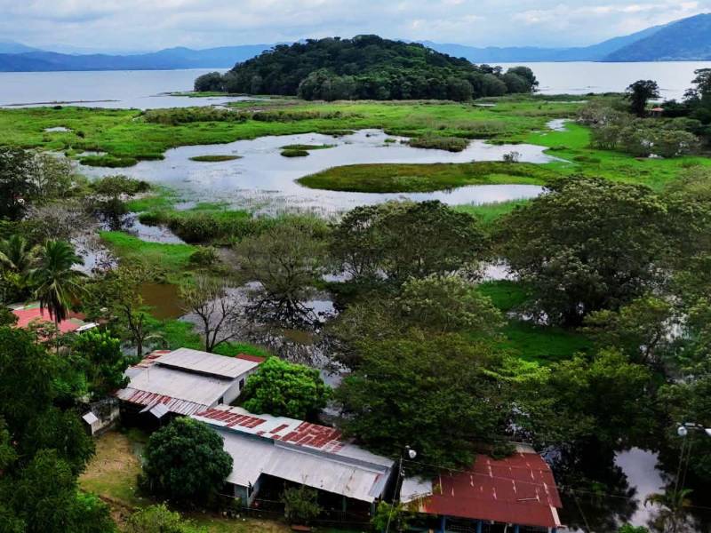 Vista desde el drone de LA PRENSA de las cumunidades vecinas del lago que ahora están con el agua al techo.