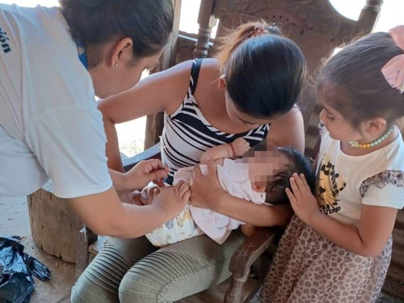 Personal de la Región Metropolitana de Salud vacuna a bebé durante brigada en una colonia de San Pedro Sula.