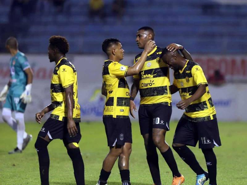 Los jugadores del Real España celebrando el gol de Darixon Vuelto contra el Vida.