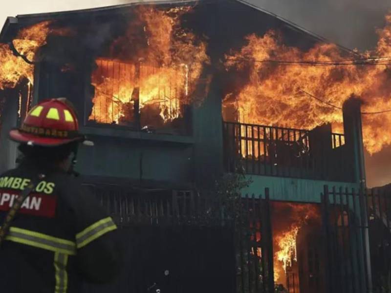 Unas 250 viviendas en Chile han sido destruidas por el fuego, según informaron las autoridades.
