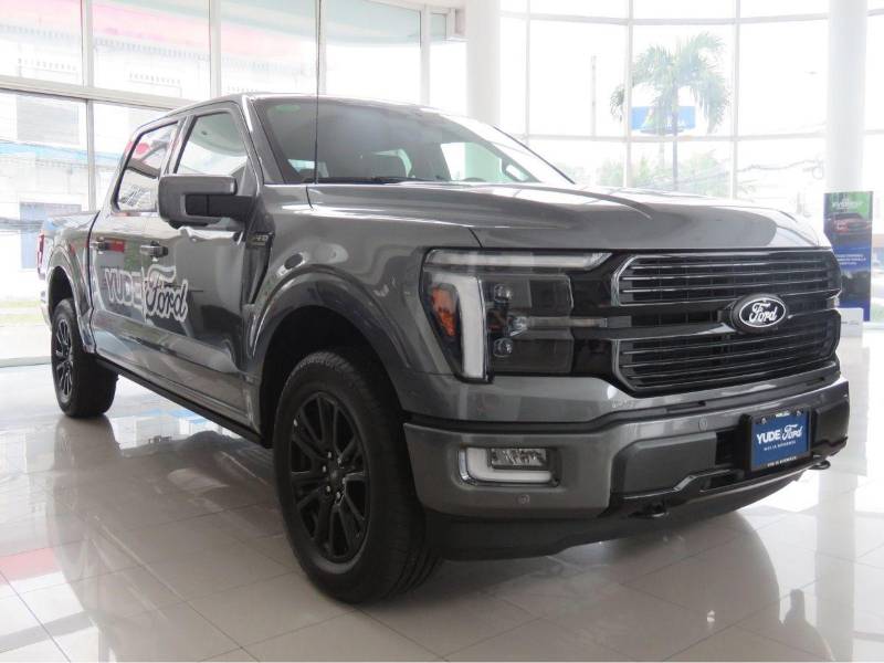 La potencia, la tecnología y el lujo se encuentran en un solo vehículo diseñado para dominar cualquier terreno.