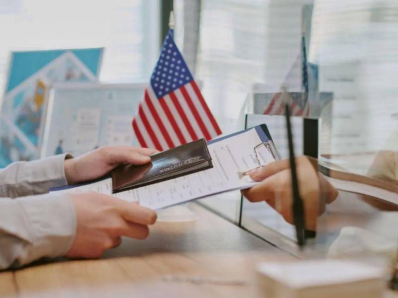 El Departamento de Estado de Estados Unidos planea revocar las visas de turismo y de negocios de quienes hayan solicitado asilo tras llegar al país, según informó la agencia este martes.