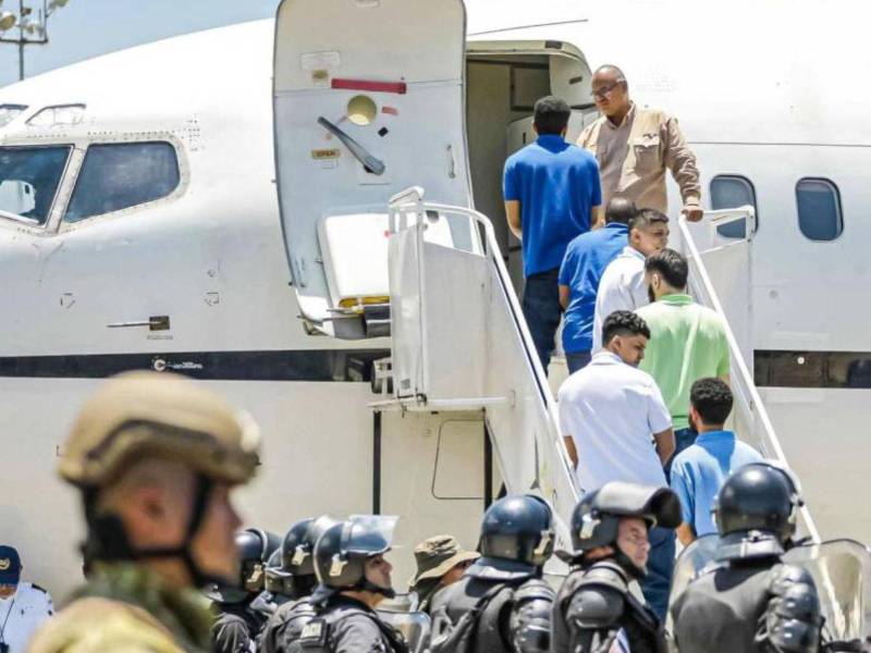 Dos aviones trasladaron a los 252 migrantes venezolanos excarcelados en El Salvador hacia Venezuela.