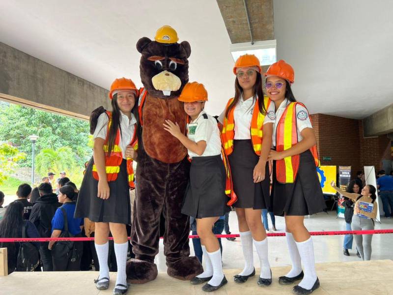 Alumnos de varios colegios de San Pedro Sula visitaron este jueves las instalaciones de la Universidad Nacional Autónoma de Honduras en el Valle de Sula en el marco del desarrollo de la Feria Vocacional de Estudio.