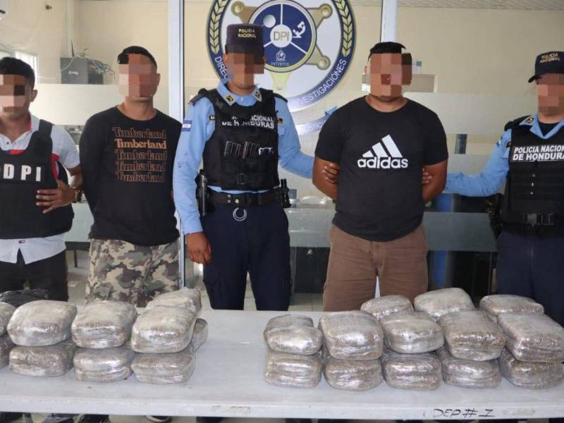 Captura de los individuos en el operativo de registro del bus en La Ceiba, Atlántida.