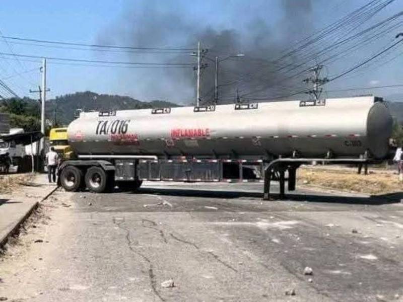 Miles no pudieron llegar a sus trabajos por los bloqueos en la carretera.