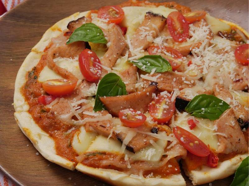 El queso mozzarella gratinado corona esta delicia.