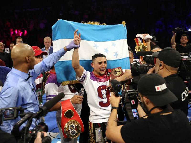 Teófimo López rompió a llorar tras conocer su triunfo ante Jamaine Ortiz y la bandera de Honduras presente.