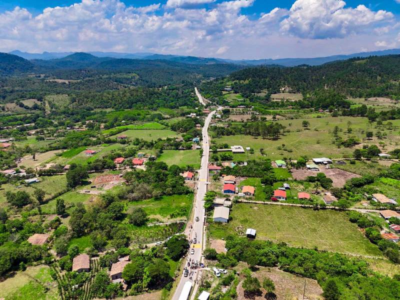 Los pobladores de los municipios de Gracias y La Campa, en Lempira, tienen una moderna carretera, pues por años sufrieron por una vía en mal estado.