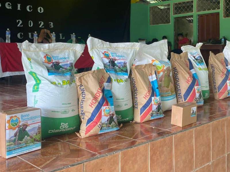 El Bono Tecnológico Productivo consiste en la entrega gratuita de un paquete agrícola destinado a cubrir la siembra de una manzana de tierra. El beneficio incluye semillas mejoradas de maíz, frijol, arroz o sorgo, fertilizantes como urea y otras fórmulas, además de un kit fitosanitario con insumos para prevenir y controlar plagas y enfermedades.